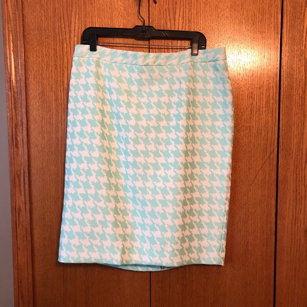 Houndstooth knee length skirt